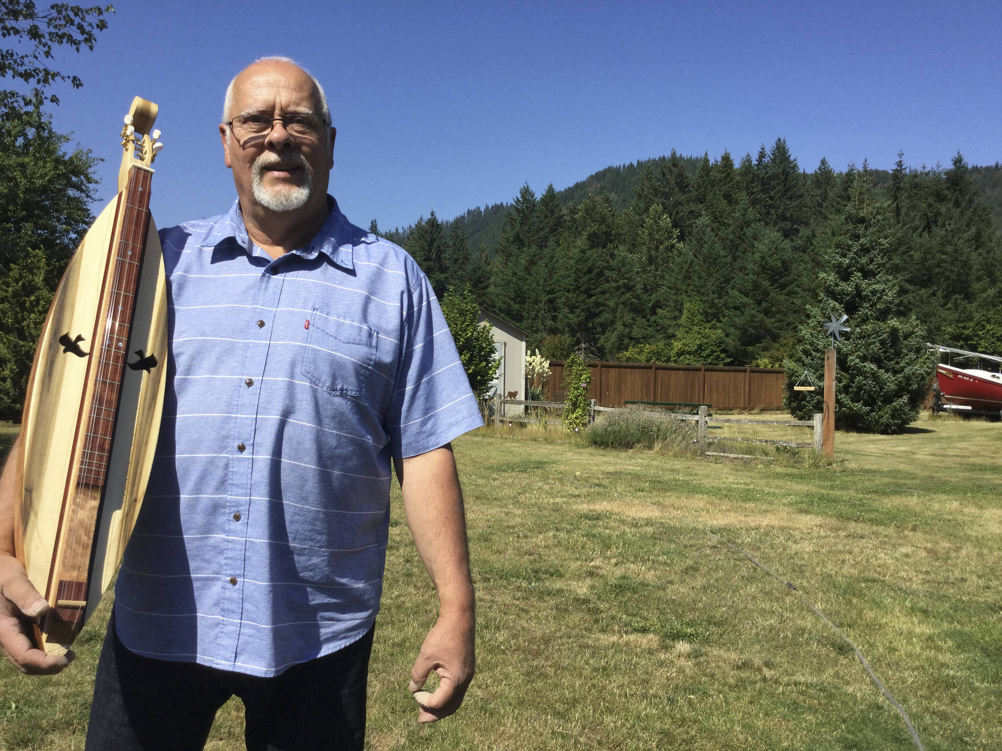 Arlington craftsman keeps alive the sound of the mountain dulcimer