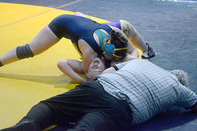 Steve Powell / Staff Photo                                Souzanna Crew of Arlington won this match by pin.