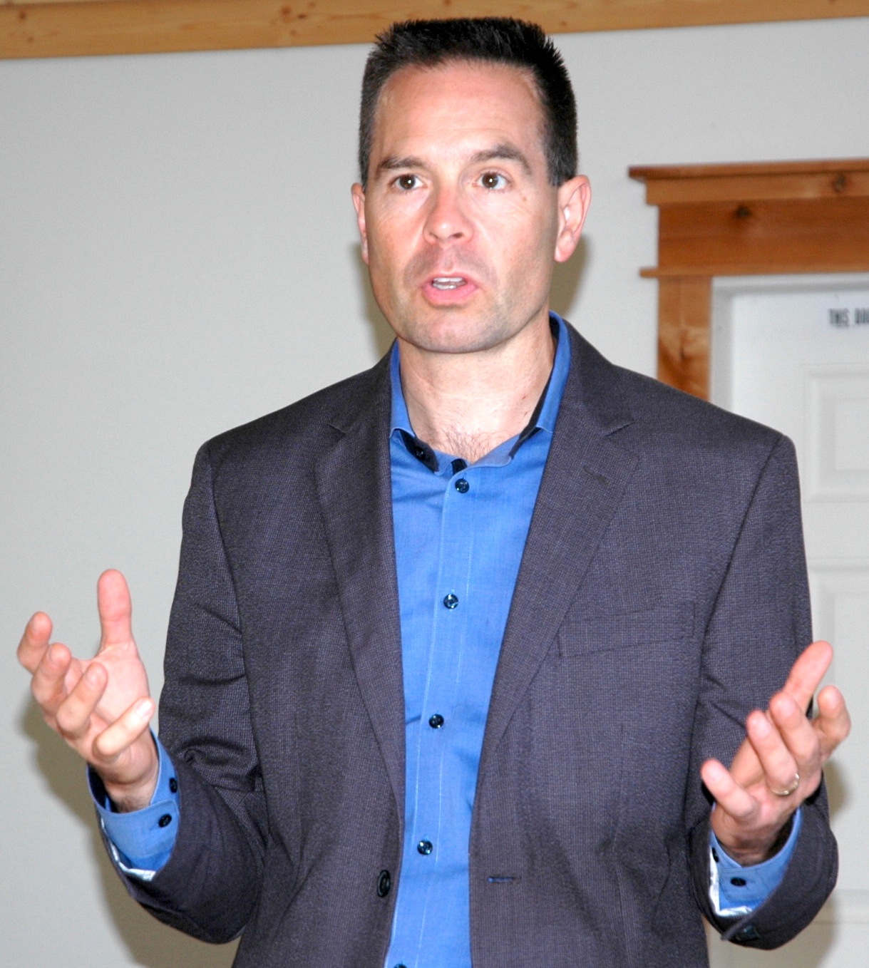 Kirk Boxleitner/Staff PhotoMarysville Mayor Jon Nehring answers questions about a proposed regional fire authority at his Aug. 8 coffee klatch in Jennings Park.